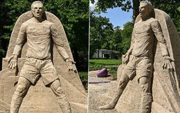 Bức tượng cát cảnh Ronaldo 'SIUUU' gây sốt