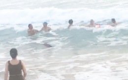 Thót tim cảnh người dân cứu thanh niên bị sóng biển cuốn ở Phú Yên