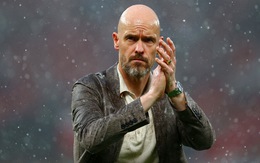 HLV Ten Hag ví dẫn dắt Man United như 'bơi dưới nước mà bị trói tay'