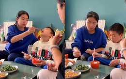Chị gái quyền lực bắt em trai ăn cơm kèm rau trong một nốt nhạc