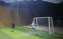 Thủ môn bắt penalty suýt bị thủng lưới vì ăn mừng sớm