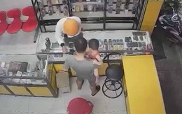 Chủ tiệm điện thoại tóm gọn tên cướp khi đang bồng con nhỏ