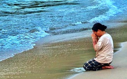 Nhói lòng bức ảnh mẹ quỳ sụp trên bờ biển ngóng tin con đang mất tích