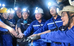 Lãnh đạo công đoàn và chủ tịch tỉnh xuống hầm sâu 250m hỏi chuyện công nhân