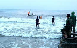 Hơn 100 người nỗ lực tìm kiếm 2 học sinh tắm biển bị sóng cuốn trôi