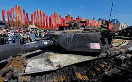 Tin thế giới 2-5: Nga trưng bày xe tăng thu được ở Ukraine; Mỹ trừng phạt Nga, Trung Quốc