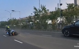 Mải mắng tài xế ô tô, biker lái mô tô lao vào hàng rào