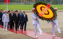 Đại biểu Quốc hội dự kỳ họp thứ 7 vào lăng viếng Chủ tịch Hồ Chí Minh