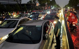 Đường lớn Phạm Văn Đồng ngập cả đoạn, hàng ngàn xe 'chết đứng'