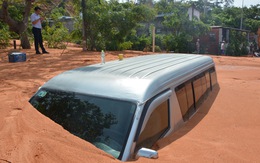 Cận cảnh ô tô, xe máy chôn vùi dưới lớp bùn cát đỏ ở Mũi Né