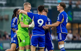 Cổ động viên bối rối vì bàn thắng kỳ lạ của thủ môn U21 Leicester