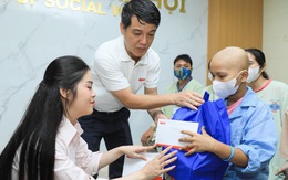 Người mẹ nghẹn lòng nhìn con trai mắc ung thư ‘thay áo trường bằng áo bệnh nhân’