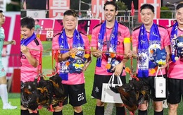 Kaka được thưởng một gánh gà sống ở giải từ thiện của Trung Quốc