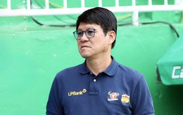 HLV Vũ Tiến Thành: 'Đội bóng nỗ lực trụ hạng thì bị cướp một bàn thắng'