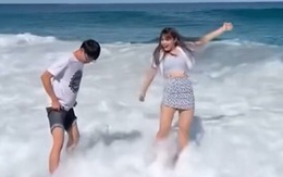 Cặp đôi bị sóng biển xô ngã khi chụp hình tự sướng