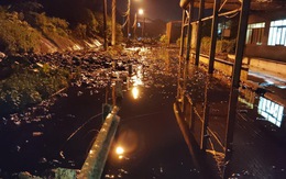 Hà Nội: Bùn thải từ bãi rác Nam Sơn tràn xuống đường trong đêm