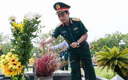Đại tướng Phan Văn Giang thắp hương tưởng niệm anh hùng liệt sĩ Điện Biên