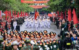 Biển người ở Điện Biên Phủ hò reo đón chào đoàn diễu binh, diễu hành