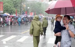 Dòng người đội mưa từ sáng sớm dự lễ kỷ niệm 70 năm Chiến thắng Điện Biên Phủ