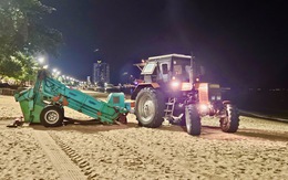 Công nhân cải tiến xe sàng cát làm sạch bãi biển Nha Trang