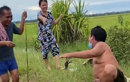 Chàng trai khóc thét khi bị cua kẹp vào tay