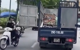 Người đi đường hoảng hồn vì tài xế quên chốt cửa thùng xe tải