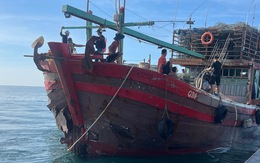 Tàu cá bị đâm vỡ mũi nước tuôn ào ạt, 8 ngư dân được cứu sống
