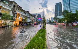 TP.HCM mưa ngập khắp nơi, đường trung tâm Lê Lợi mênh mông nước