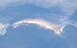 Mây ngũ sắc 'khổng lồ' xuất hiện trên bầu trời Hà Nội