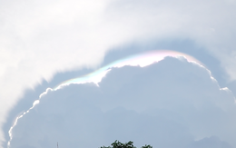 Cận cảnh mây ngũ sắc 'khổng lồ' xuất hiện ở Hà Nội chiều 20-6