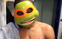 Mbappe cười ngất khi bị đồng đội troll với mặt nạ ‘ninja rùa’