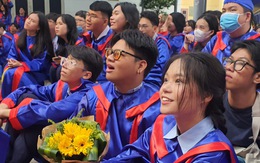 Nước mắt và nụ cười tại lễ trưởng thành của Trường THPT Nguyễn Thị Diệu