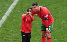 Trận đấu gián đoạn 4 lần vì cổ động viên lao vào sân tiếp cận Ronaldo
