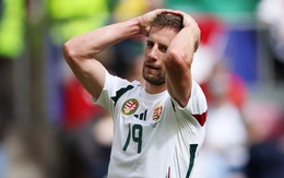 Cầu thủ Hungary vỡ xương mặt sau va chạm kinh hoàng