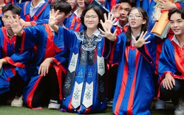 Nữ sinh mặc Việt phục trong lễ tốt nghiệp, thầy cô trầm trồ 'Đẹp dữ vậy'