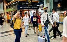 Bát nháo, chèo kéo khách ở sân bay Tân Sơn Nhất, sao chưa dẹp được?