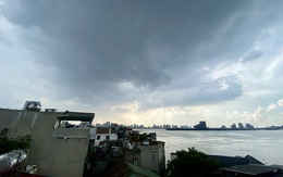 Mây dông đang kéo về nội thành Hà Nội, cảnh báo mưa lớn giờ tan tầm