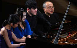Khán giả vỗ tay không ngớt, thầy trò Đặng Thái Sơn 'đãi' thêm bản piano tám tay