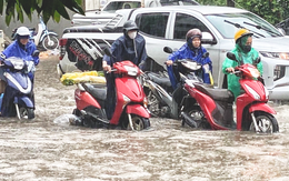 Mưa lớn ở Hà Nội, tiếp tục cảnh báo nguy cơ ngập lụt nhiều tuyến đường