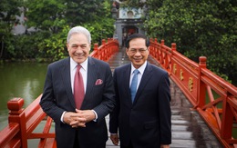 Phó thủ tướng, Ngoại trưởng New Zealand dạo bộ cầu Thê Húc, thưởng thức cà phê Việt Nam