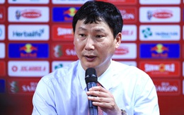HLV Kim Sang Sik tiết lộ mua áo sơ mi mới, mặc trong trận thắng Philippines