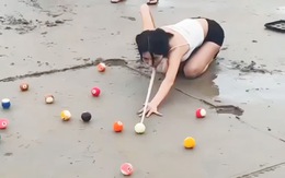 Độc lạ với bàn bida trên bãi biển