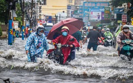 Mưa lớn làm đường Đỗ Xuân Hợp ‘dậy sóng’, nước tràn vào ủy ban phường