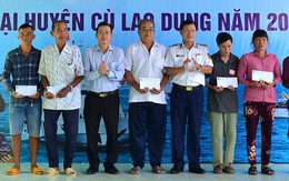 Vùng cảnh sát biển 4 khám và cấp thuốc cho 300 ngư dân nghèo