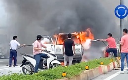 Xe tải van bốc cháy ngùn ngụt trên đường Phạm Văn Đồng ở Thủ Đức