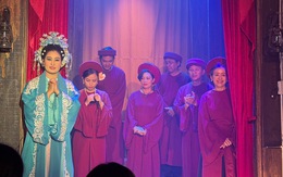Gánh hát Thiên Lý trình diễn cải lương mộc khiến giới trẻ say mê