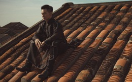 Ca sĩ Đức Tuấn leo lên mái nhà cổ Hội An tạo dáng chụp ảnh, gây bức xúc trong dư luận