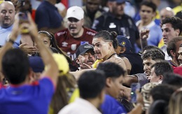Nunez và cầu thủ Uruguay nhảy lên khán đài đánh nhau với cổ động viên Colombia
