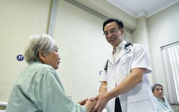 Gặp cựu giám đốc Bệnh viện Bạch Mai Nguyễn Quang Tuấn đang thực hành tại Bệnh viện Hữu Nghị