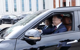 Việt Nam tặng Lào 20 xe điện VinFast, Chủ tịch nước Tô Lâm lái xe điện chở lãnh đạo Lào
